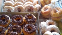 Ini jajanan manis yang mudah ditemui di pasar tradisional. Harganya murah, teksturnya lembut, dan rasanya manis. Nyam! Biasanya satu buah donat kampung dijual Rp 2.000. Foto: Istimewa