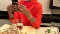 Dengan tampilan modis lengkap dengan kaca matanya, Kimmy siap menyantap roti. Everybody thinks every girl’s dream is to find the perfect guy, shhhh.. every girl’s dream is to eat without getting fat tulis Kimmy. Foto: Instagram @kimmyjayanti