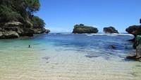Jikalau Aku berdiri di pantai Ngliyep, Aku mendengar Lautan Hindia bergelora membanting. Di pantai Ngliyep itu Aku mendengar lagu, sajak Indonesia. Begitu penggalan kata tentang Pantai Ngliyep (Hendra Soetantyo/dTraveler)