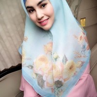 Dalam salah satu fotonya, Kartika Putri disebut bidadari dunia akhirat oleh akun bernama Erwinsyah. Akun lain bernama Amanah yang menyebut tampilan Kartika Putri seperti barbie. Foto: Instagram/KartikaPutriWorld