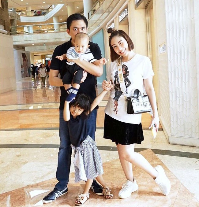 Tali tas berhiaskan JADIOR juga dipakai oleh presenter Ayu Dewi. Ayu bergaya dengan tali tas berharga Rp 22 juta itu saat jalan-jalan di mal bersama suami dan dua anaknya. Foto: Instagram