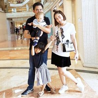 Tali tas berhiaskan JADIOR juga dipakai oleh presenter Ayu Dewi. Ayu bergaya dengan tali tas berharga Rp 22 juta itu saat jalan-jalan di mal bersama suami dan dua anaknya. Foto: Instagram