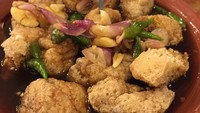 Tahu gejrot memang bikin kangen. Tahu goreng dicampur dengan kuah kecap serta gerusan bawang dan cabai memberikan aroma khas dengan rasa agak manis, asam, dan pedas. Foto: Instagram @nimonigu