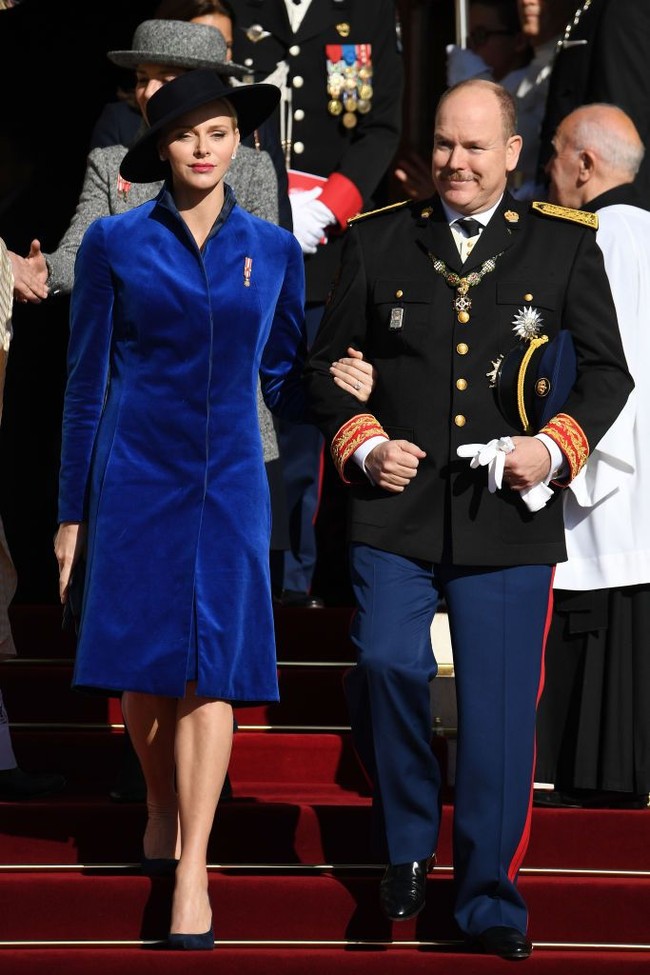 Putri Charlene memakai coat berwarna biru dengan desain klasik nan timeless. Namun penggunaan material velvet yang mengikuti tren memberi sentuhan modern untuk penampilannya. Foto: Getty Images