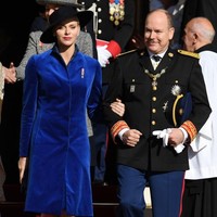 Putri Charlene memakai coat berwarna biru dengan desain klasik nan timeless. Namun penggunaan material velvet yang mengikuti tren memberi sentuhan modern untuk penampilannya. Foto: Getty Images