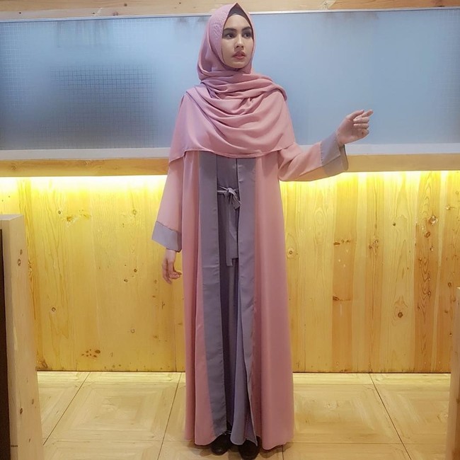 Tapi sepertinya Kartika Putri tidak mengambil pusing komentar tersebut. Ia tetap mengunggah foto-foto OOTD ataupun selfie dengan gaya hijab syarinya untuk berbagi inspirasi. Foto: Instagram/KartikaPutriWorld