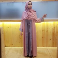 Tapi sepertinya Kartika Putri tidak mengambil pusing komentar tersebut. Ia tetap mengunggah foto-foto OOTD ataupun selfie dengan gaya hijab syarinya untuk berbagi inspirasi. Foto: Instagram/KartikaPutriWorld