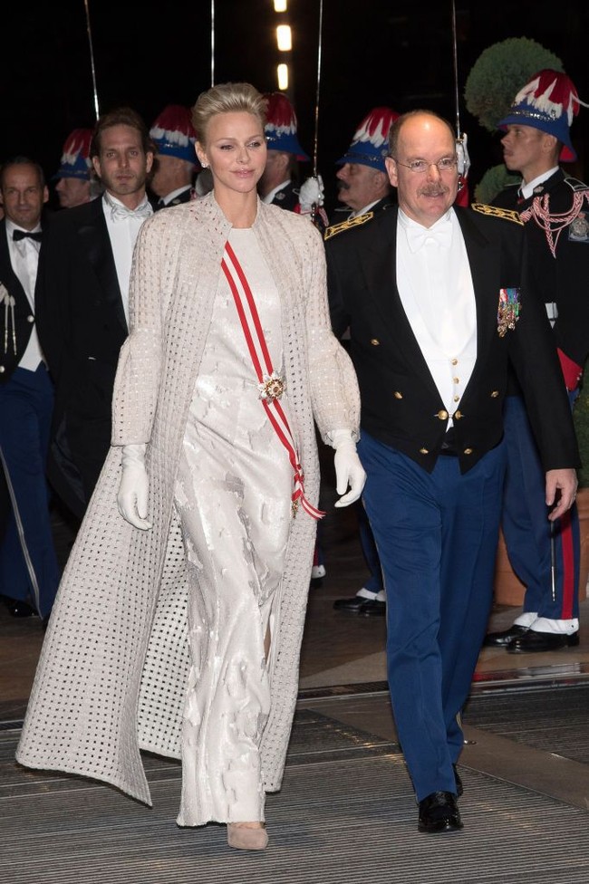 Padanan jumpsuit dan coat panjang warna senada. Tampilan monokrom modern yang tampak datang dari runway dunia. Foto: Getty Images