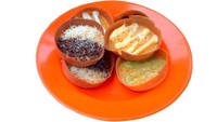 Ngidam martabak tapi takut kenyang kalau membeli martabak dengan ukuran biasa? Martabak mini bisa jadi pilihan. Jajanan ini selain rasanya enak, harganya juga murah. Biasanya harganya Rp 3.000. Foto: Istimewa