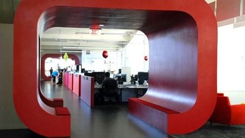 Sesuai dengan warna brand yang diusung, kantor YouTube ini didominasi dengan warna merah. (Foto: storyepic)
