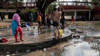 Bahkan beberapa imigran gelap dari Honduras itu terpaksa mandi di ruang terbuka dengan air yang kotor. 
