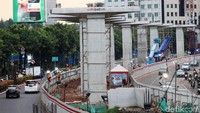 Kereta ringan Jabodebek ini ditargetkan beroperasi pada Mei 2019 dan bakal melintasi tiga rute atau lintasan, yakni dari Cibubur menuju Cawang, Bekasi Timur menuju Cawang, dan Cawang menuju Dukuh Atas.  