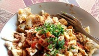 Tahu campur khas Surabaya berkuah cokelat dengan campuran bumbu petis memang sangat nikmat. Perpaduan daging kenyal dengan tahu goreng hangat plus kuah yang gurih manis. Foto: Instagram @wiwid_schishuitz