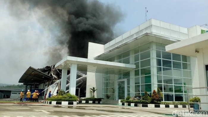 Ini Kesulitan Petugas PMK Padamkan Kebakaran Pabrik Tinta
