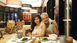 Sweet! Ini 10 Pose Romantis Baby Margaretha dan Suami Saat Makan