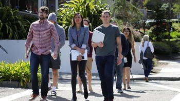 Beberapa ratus karyawan YouTube langsung dievakuasi setelah penembakan itu terjadi, dan Google masih menyarankan karyawannya itu untuk berlindung di sebuah tempat sampai pemberitahuan lebih lanjut. Foto: Reuters