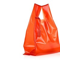 Tren tas plastik sebenarnya sudah ditawarkan Jil Sander sejak 2011 lewat tas vinyl oranye ini. Jika menginginkan tas plastik yang jadi pioneer ini, Anda masih bisa membelinya di situ Grailed sseharga US$ 190 atau Rp 2,6 juta. Foto: Jil sander.