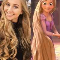 Punya rambut pirang dan panjang, wanita ini seperti Rapunzel di dunia nyata. Apalagi ia juga memiliki warna mata kehijauan. Foto: Buzzfeed