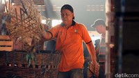 Para buruh harian ini bekerja tak mengenal waktu, karena Pasar Kramat Jati hidup 24 jam.