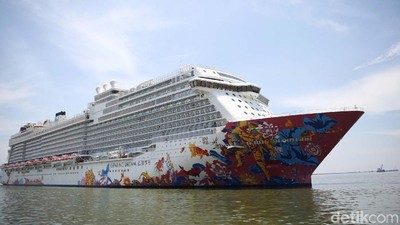 Kapal Pesiar Mewah Hong Kong Bersandar di Jakarta