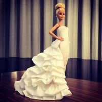 Pria Ini Buat Gaun Mewah Untuk Barbie dari Tisu, Hasilnya Keren Banget