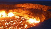 Fenomena ini terjadi karena dulu penambang Rusia mengebor sebuah lubang kecil, dan ternyata pengeboran itu mengaktifkan gas yang ada di bawah tanah. Akhirnya gas tersebut menekan permukaan tanah dan menjadi selebar sekarang. (nao._.xx/Instagram)