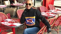 Wah Kimmy punya restoran favorit yang menyajikan ravioli enak di Paris. This resto have the best ravioli of all time! tulis Kimmy pada foto dirinya yang pose di restoran. Foto: Instagram @kimmyjayanti