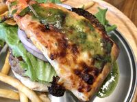 Wouw! Begini Jadinya Kalau Pizza Ditumpuk di Atas Burger!