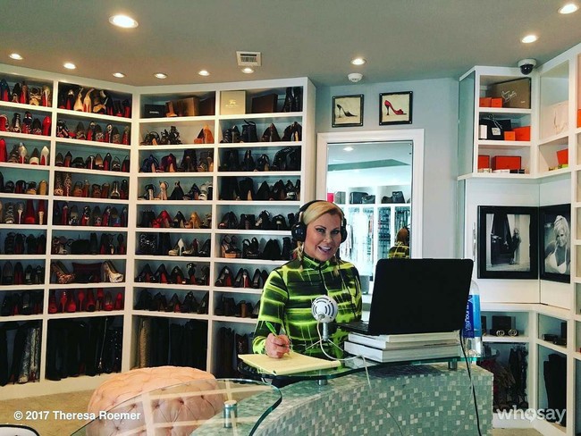 Selain tas dari berbagai merek ternama yang harganya puluhan hingga ratusan juta rupiah, Therea Roemer juga memiliki lebih dari 500 pasang sepatu desainer yang harganya serupa dengan koleksi tasnya. Foto: Instagram