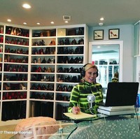 Selain tas dari berbagai merek ternama yang harganya puluhan hingga ratusan juta rupiah, Therea Roemer juga memiliki lebih dari 500 pasang sepatu desainer yang harganya serupa dengan koleksi tasnya. Foto: Instagram