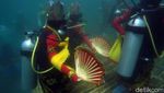 Foto: Serunya Penari Gandrung Banyuwangi Beraksi di Bawah Laut