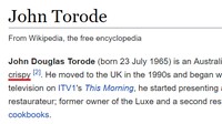 Yang lucu, profil Wikipedia John Torode kini sudah ada keterangan tambahan lho. Ia disebut-sebut sebagai sosok yang meyakini rendang itu harus renyah. Duh, netizen niat banget! Foto: Wikipedia