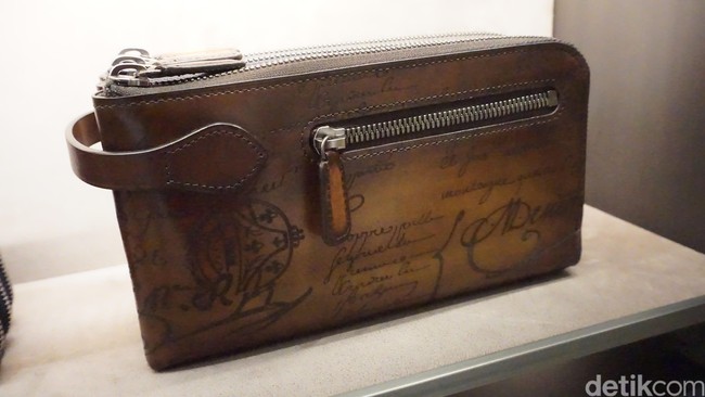 Koleksi tas Berluti juga cukup diminati. Salah satu seri terpopuler adalah seri clutch dan Deux Jour. Salah satu pejabat negara, kata Ryan, pernah terlihat mengenakan clutch Berluti yang harganya bisa mencapai puluhan hingga ratusan juta rupiah. (Foto: Daniel Ngantung/Wolipop)