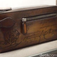 Koleksi tas Berluti juga cukup diminati. Salah satu seri terpopuler adalah seri clutch dan Deux Jour. Salah satu pejabat negara, kata Ryan, pernah terlihat mengenakan clutch Berluti yang harganya bisa mencapai puluhan hingga ratusan juta rupiah. (Foto: Daniel Ngantung/Wolipop)