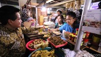Bank Mandiri bersama PD Pasar Jaya memperkenalkan transaksi non tunai kepada pedagang.