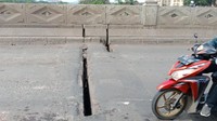 Bahkan di jembatan pertama terlihat bagian tengah terdapat renggangan sepanjang 8-10 cm.  (Foto: Eva Safitri/detikcom)