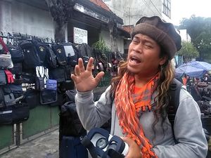 Seniman Surabaya Ini Protes Sukmawati dengan Puisi Buatannya
