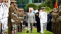Pangeran Charles, mengenakan setelan abu-abu pucat, sementara Camilla mengenakan gaun hijau muda. (Foto: Dok. REUTERS/Phil Noble)