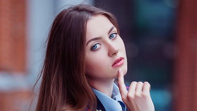 Jatuh Hati Pada Pesona Maria Kotikova, Si Polwan Cantik Bermata Biru