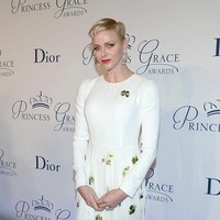 Putri Charlene mengenakan gaun putih silk elegan dari Christian Dior Couture dengan aksen embroidery. Foto: Getty Images