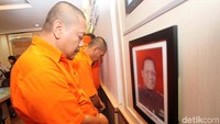 Para pelaku dikenakan Pasal 363 ayat 3 dan 4 KUHP dengan Pidana penjara paling lama 7 tahun.