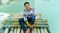 Keseruan traveling Didi dibagikan dalam akun Instagramnya. Nih gayanya saat berada di Bukit Jaddih, spot keren yang berada di Madura (didi_wahyudi89/Instagram)