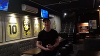 Manajer Rock and Goal Sports Bar Alfin Fardomi sebut Cutfil berbeda perilaku di malam hari sebelum kejadian. Pihaknya mengatakan Cutfil sempat kesurupan sebelum pulang ke rumah. (Eva Safitri/detikcom)