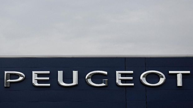 FILE PHOTO: The brand name of Peugeot, part of French carmaker PSA Group, is seen at a dealership of the brand in Saverne, France, January 9, 2018. REUTERS/Vincent Kessler/File Photo