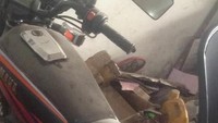 Apa istimewanya? Chris melalui akun Facebook-nya menjelaskan bahwa RX-King ini benar-benar motor baru. Motor sama sekali belum pernah dipakai sejak diproduksi tahun 1997. Foto: Facebook/Chris Novalia
