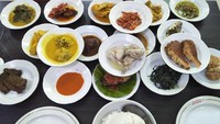 Meski orang Barat, Chris ternyata doyan makanan Indonesia lho. Ia bersama Baby siap melahap masakan Padang beraneka warna yang lezat ini. Foto: Instagram babymargaretha1/chrisconsul