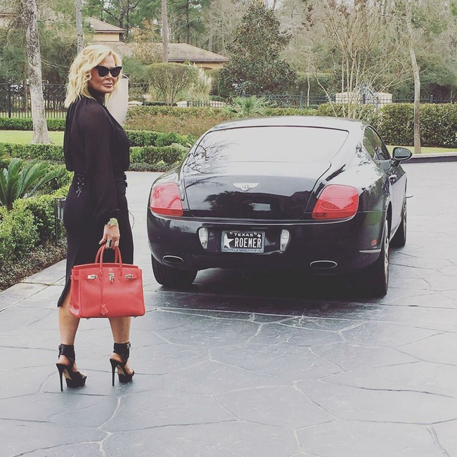 Dalam akun media sosialnya, Theresa Roemer kerap bergaya memamerkan tas Hermes dan koleksi mobil mewahnya. Theresa Roemer mengaku sering mengadakan acara amal di ‘lemari’ tiga lantainya. Dan koleksi barang mewahnya pun kerap dilelang yang kemudian hasilnya disumbangkan pada mereka yang membutuhkan. Foto: Instagram