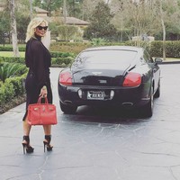 Dalam akun media sosialnya, Theresa Roemer kerap bergaya memamerkan tas Hermes dan koleksi mobil mewahnya. Theresa Roemer mengaku sering mengadakan acara amal di ‘lemari’ tiga lantainya. Dan koleksi barang mewahnya pun kerap dilelang yang kemudian hasilnya disumbangkan pada mereka yang membutuhkan. Foto: Instagram