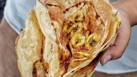 Kue yang satu ini juga jadi favorit banyak orang. Walau hanya terbuat dari adonan tepung, pisang, meises, dan keju, rasanya sangat lezat di lidah. Jajanan ini terbilang murah meriah. Satu buah leker biasanya dijual Rp 1.000. Foto: Instagram @jogjaculinary