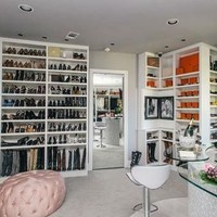 Dikenal sebagai pengusaha sukses, tidak heran jika Theresa Roemer menjadi kolektor Hermes dan brand-brand high end lainnya seperti Louis Vuitton, Gucci dan Chanel. Inilah salah satu ruangan di bangunan tiga lantai yang dibuatnya khusus untuk menyimpan koleksi barang mewahnya. Foto: Instagram